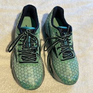 Only worn once inside only. Mizuno Wave Prophecy 3. Great condition.